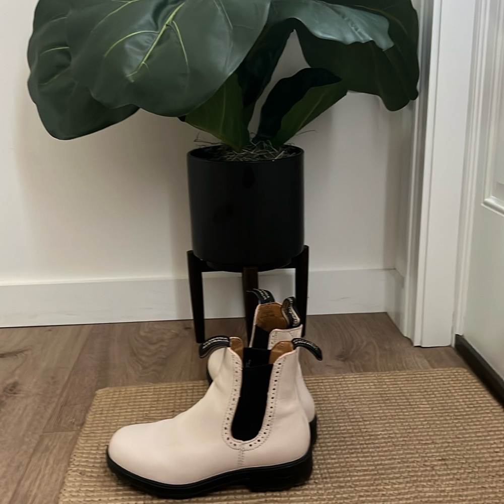 Bone/ivory women’s blundstone boots!